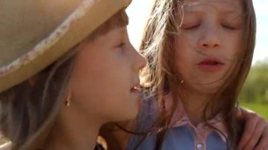 iki kız kardeş çok mutluyuz