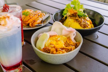 Asya yemekleri ve tatlı içecekler: Chiffon Egg Bulgogi, Nasi Ayam Cangu, Karamelli Kızarmış Muz, Sakura Nane ve Pamuk Şeker
