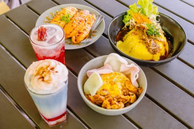 Asya yemekleri ve tatlı içecekler: Chiffon Egg Bulgogi, Nasi Ayam Cangu, Karamelli Kızarmış Muz, Sakura Nane ve Pamuk Şeker