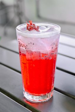 Kiraz çiçeği çayı, rosella ve nane ile sarsılan naneli buzlu sakura içeceği. Eşsiz bir yaz içeceği ya da kafe menüsü için mükemmel.