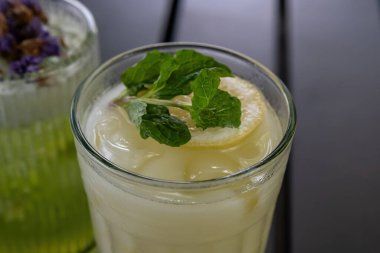 Kafe 'de Nane Garnitürlü Buzlu Citrus İçeceği