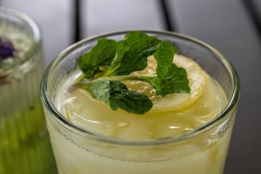 Kafe 'de Nane Garnitürlü Buzlu Citrus İçeceği