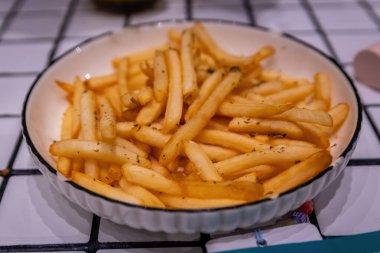 Sıcak, çıtır çıtır patates kızartması, baharatlı otlar, mükemmel bir aperatif ya da aperatif olarak servis edilir..