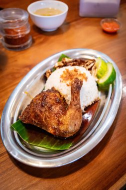 Geleneksel Endonezya Kızarmış Tavuğu ile Siyah Baharat ve Teneke Tabakta Buharda Pilav