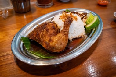 Geleneksel Endonezya Kızarmış Tavuğu ile Siyah Baharat ve Teneke Tabakta Buharda Pilav