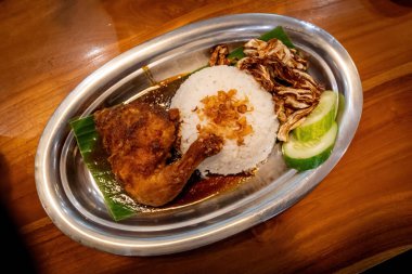 Geleneksel Endonezya Kızarmış Tavuğu ile Siyah Baharat ve Teneke Tabakta Buharda Pilav