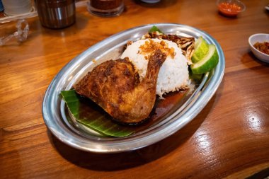 Geleneksel Endonezya Kızarmış Tavuğu ile Siyah Baharat ve Teneke Tabakta Buharda Pilav