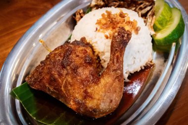 Geleneksel Endonezya Kızarmış Tavuğu ile Siyah Baharat ve Teneke Tabakta Buharda Pilav