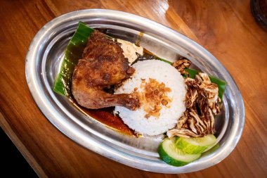 Geleneksel Endonezya Kızarmış Tavuğu ile Siyah Baharat ve Teneke Tabakta Buharda Pilav