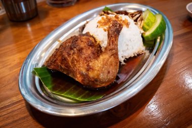 Geleneksel Endonezya Kızarmış Tavuğu ile Siyah Baharat ve Teneke Tabakta Buharda Pilav
