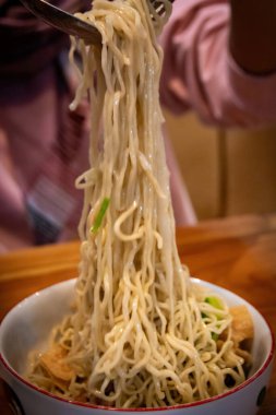 Uzun Erişte Çekimi: Endonezya Tavuğu Eriştesini Çatal ve Kaşıkla Kaseden Kaldırmak