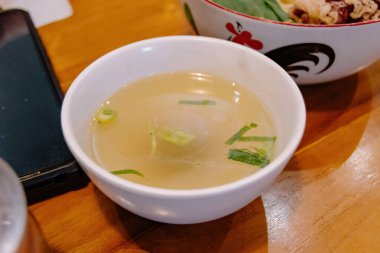 Endonezya Eriştesi İçin Beyaz Kasede Yeşil Soğanlı Tavuk Çorbası Çorbası