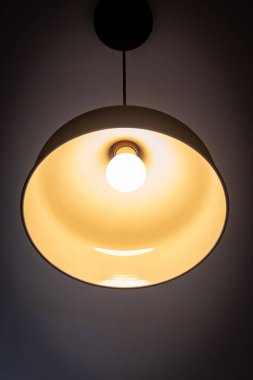 Sıcak Ampulü ve Karanlık Arkaplanı olan Modern Minimalist Kolye Işığı