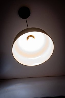 Sıcak Ampulü ve Karanlık Arkaplanı olan Modern Minimalist Kolye Işığı