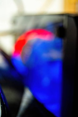 Parlayan Mavi ve Kırmızı Neon Işıklı Soyut RGB Bulanık Arkaplanı