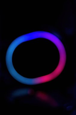 Siyah Arkaplanda Neon Renkleri olan soyut Gökkuşağı RGB Işık Bulanıklığı