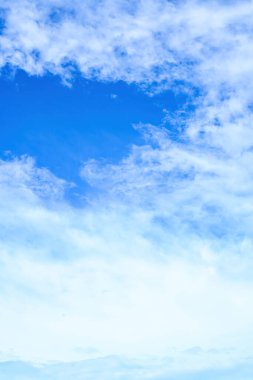 Yogyakarta üzerinde ince beyaz bulutlu parlak mavi gökyüzü, güzel açık gün manzarası arka planı