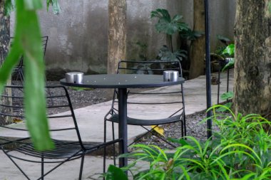 Minimalist Kara Kafe Masası ve Salonları Berrak Yeşil Yeşillik Bahçesinde