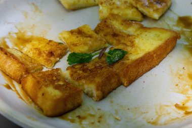 Lezzetli Karamelli Fransız tostu Taze Çilek ve Nane Yaprağı Garnitürlü Beyaz Tabakta