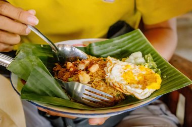 Geleneksel Muz Yaprağı üzerine konmuş Kızarmış Pirinçli Otantik Endonezya Pirinci