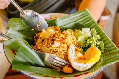 Geleneksel Muz Yaprağı üzerine konmuş Kızarmış Pirinçli Otantik Endonezya Pirinci