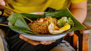 Geleneksel Muz Yaprağı üzerine konmuş Kızarmış Pirinçli Otantik Endonezya Pirinci