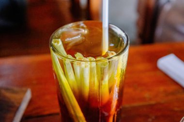 Endonezya Geleneksel Bitki İçeceği Wedang Jahe ile Limon Çimi Sapıkları ve Buzlu Buzlu