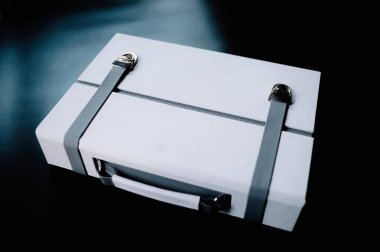 Minimalist Siyah Arkaplan Üzerine Lüks Beyaz ve Gri Sahte Deri Bavul Çapraz Görünümü