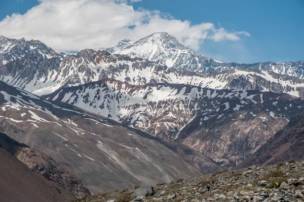 Cerro Marmolejo vista desde Presa El Yeso, embalse de agua potable en los Andes, Chile — Foto de Stock