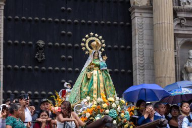 1 Şubat 2026, Lima, Peru. Dansçılar geçit töreninde Candelaria Bakiresi 'nin kutlamalarını kutluyorlar sokaklarda ve Lima' nın ana meydanında..