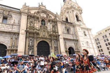 1 Şubat 2026, Lima, Peru. Dansçılar geçit töreninde Candelaria Bakiresi 'nin kutlamalarını kutluyorlar sokaklarda ve Lima' nın ana meydanında..