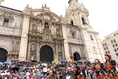 1 Şubat 2026, Lima, Peru. Dansçılar geçit töreninde Candelaria Bakiresi 'nin kutlamalarını kutluyorlar sokaklarda ve Lima' nın ana meydanında..
