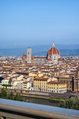 Floransa, İtalya - 14 Ekim 2025: Floransa 'nın eski kasabasının manzaralı manzarası Santa Maria del Fiore Duomo Katedrali ve Michelangelo Meydanı' ndan Giotto 'nun Çan Kulesi.