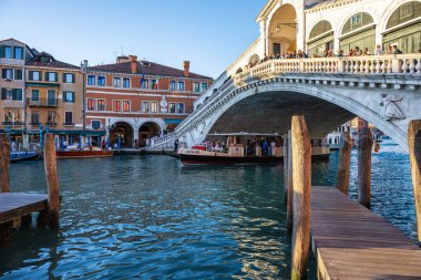 VENICE, İtalya - 13 Ekim 2025: Venedik 'te ünlü gondol ve Rialto Köprüsü' nün ünlü Canal Grande manzarası.