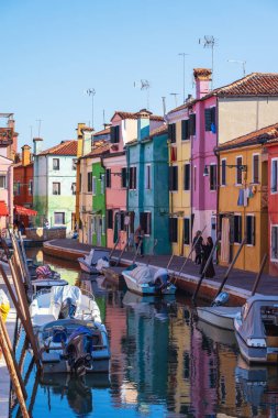 Burano Adası, Venedik - 13 Ekim 2025 Venedik, İtalya 'da Burano Adası. Venedik 'teki Burano Adaları' ndaki renkli Venedik evleri. 