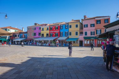 Burano Adası, Venedik - 13 Ekim 2025 Venedik, İtalya 'da Burano Adası. Venedik 'teki Burano Adaları' ndaki renkli Venedik evleri. 
