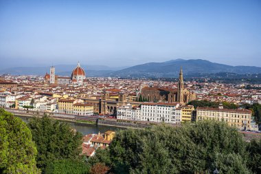 Floransa, İtalya - 14 Ekim 2025: Yukarıda güzel bir manzara, Piazzale Michelangelo noktasından Floransa 'nın tarihi manzarası. İtalya.