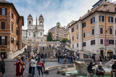 Floransa, İtalya - 14 Ekim 2025: İspanya 'nın Roma Meydanı' ndaki İspanyol Merdivenlerinde turistler, İtalya 'nın başkenti. Ayrıca Piazza di Spagna olarak da bilinir..