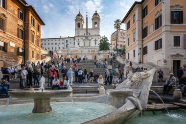 Floransa, İtalya - 14 Ekim 2025: İspanya 'nın Roma Meydanı' ndaki İspanyol Merdivenlerinde turistler, İtalya 'nın başkenti. Ayrıca Piazza di Spagna olarak da bilinir..