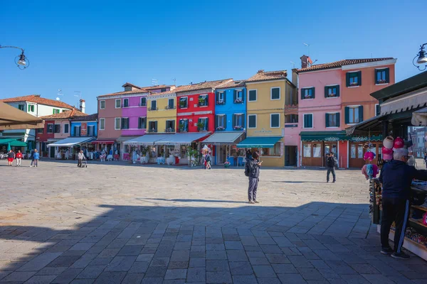 Burano Adası, Venedik - 13 Ekim 2025 Venedik, İtalya 'da Burano Adası. Venedik 'teki Burano Adaları' ndaki renkli Venedik evleri. 