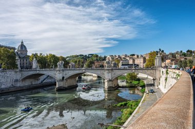 Vatikan, Roma, İtalya - 15 Ekim 2025: Roma, İtalya 'da Ponte Sant' Angelo köprüsü ve Tiber nehri ile tarihi kale
