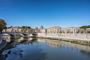 Vatikan, Roma, İtalya - 15 Ekim 2025: Roma, İtalya 'da Ponte Sant' Angelo köprüsü ve Tiber nehri ile tarihi kale