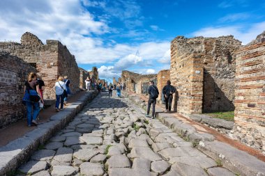 Pompei, Campania, İtalya - 17 Ekim 2025: Pompei, İtalya 'nın antik harabelerinde sokak panoraması