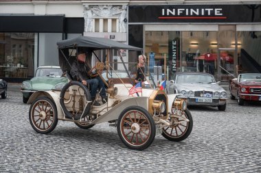 Hradec Kralove, Çek Cumhuriyeti - 6 Eylül 2025: Klasik araba ve motosikletlerin halka açık sergisi. - Evet. Klasik Avrupa ve Amerikan araba koleksiyonu. 