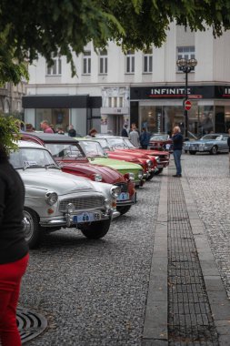 Hradec Kralove, Çek Cumhuriyeti - 6 Eylül 2025: Klasik araba ve motosikletlerin halka açık sergisi. - Evet. Klasik Avrupa ve Amerikan araba koleksiyonu. 