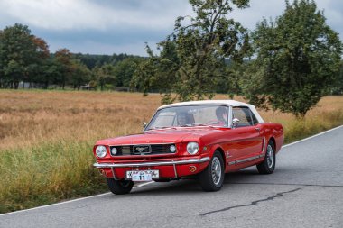 Hradec Kralove, Çek Cumhuriyeti - 6 Eylül 2025: Ford Mustang 1965. Antika araba ve motosikletler Çek kırsalında seyahat ediyorlar. Klasik araba buluşması..