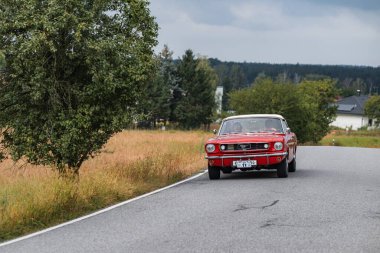 Hradec Kralove, Çek Cumhuriyeti - 6 Eylül 2025: Ford Mustang 1965. Antika araba ve motosikletler Çek kırsalında seyahat ediyorlar. Klasik araba buluşması..