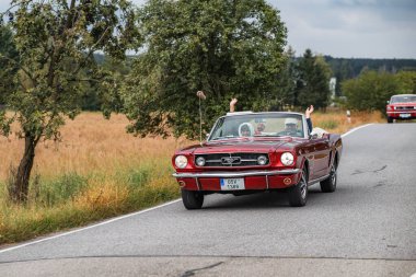 Hradec Kralove, Çek Cumhuriyeti - 6 Eylül 2025: Ford Mustang 1965. Antika araba ve motosikletler Çek kırsalında seyahat ediyorlar. Klasik araba buluşması..
