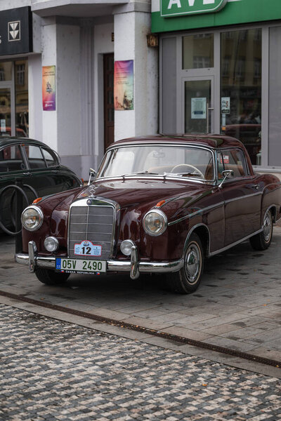 Градец Кралове, Чехия - 6 сентября 2025 года: Публичная выставка классических автомобилей и мотоциклов. - Да. Винтажная коллекция европейских и американских автомобилей. 