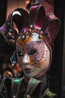 Venedik, İtalya 'dan Venedik Karnaval Maskesi. Güzel, zarif Venedik maskesi koyu arkaplanda izole edilmiş..